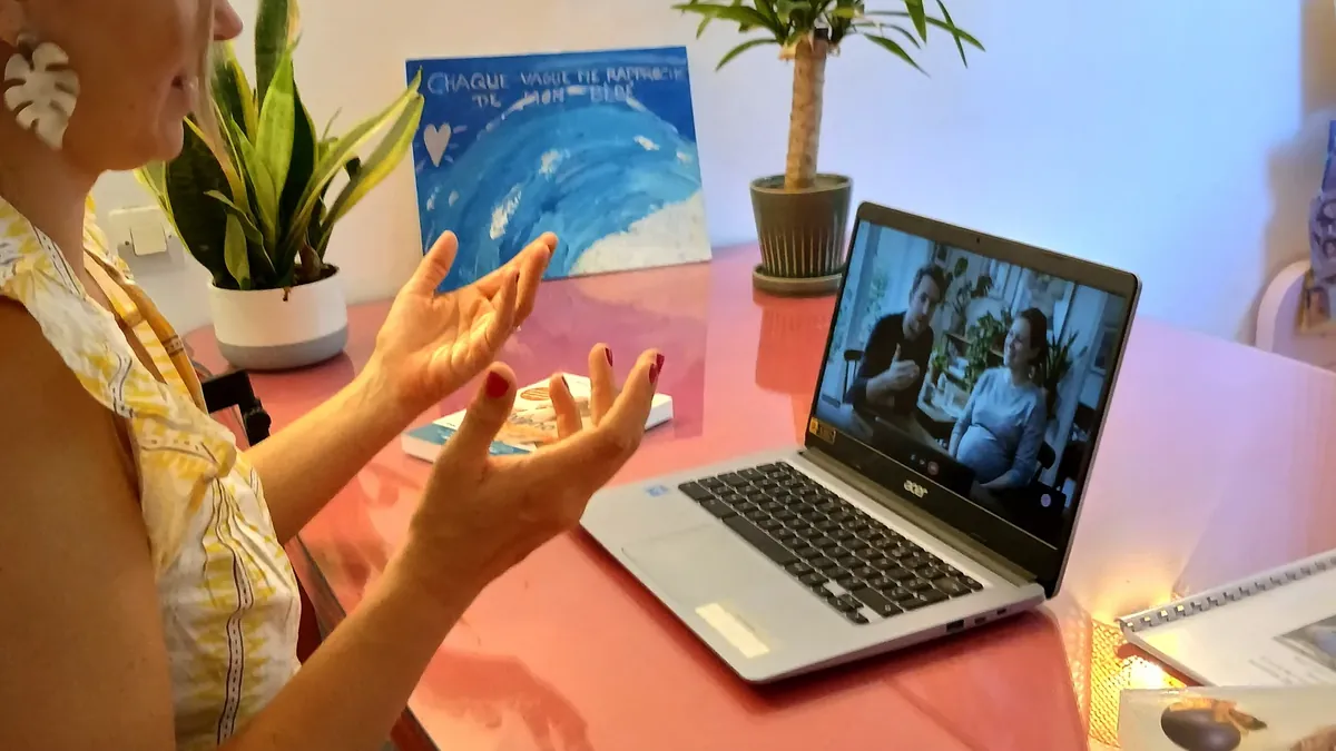 Charlotte Pons, sophrologue, guide un exercice en visio depuis son bureau