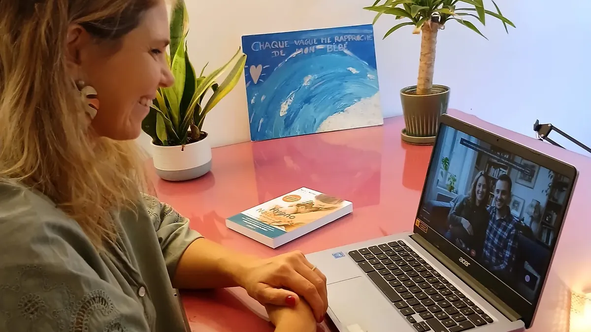 Charlotte Pons, sophrologue, à son bureau avant une séance en visio