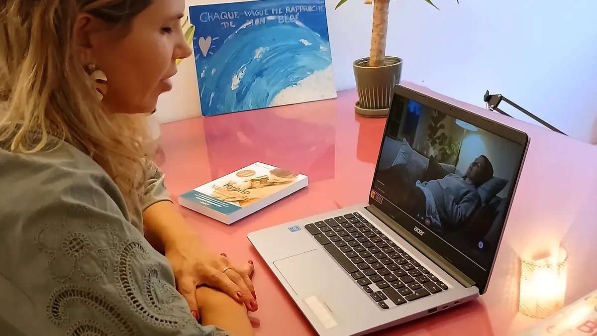 Charlotte Pons, sophrologue, en visio avec une personne accompagnée