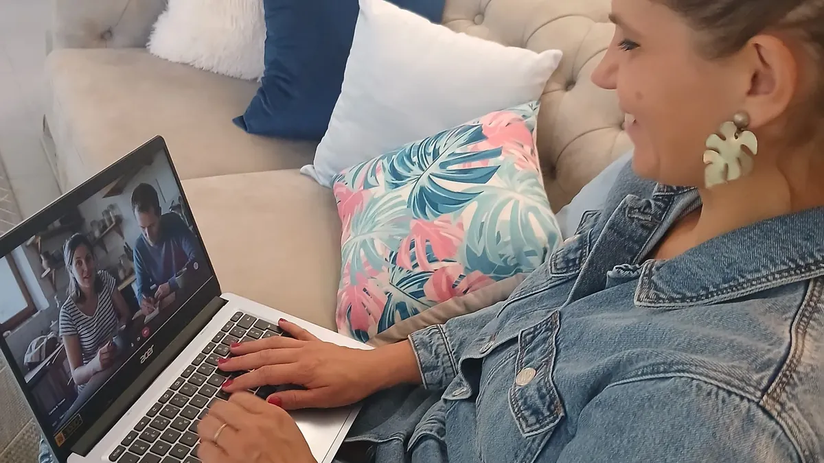 Charlotte Pons échange en visio pendant une séance de sophrologie