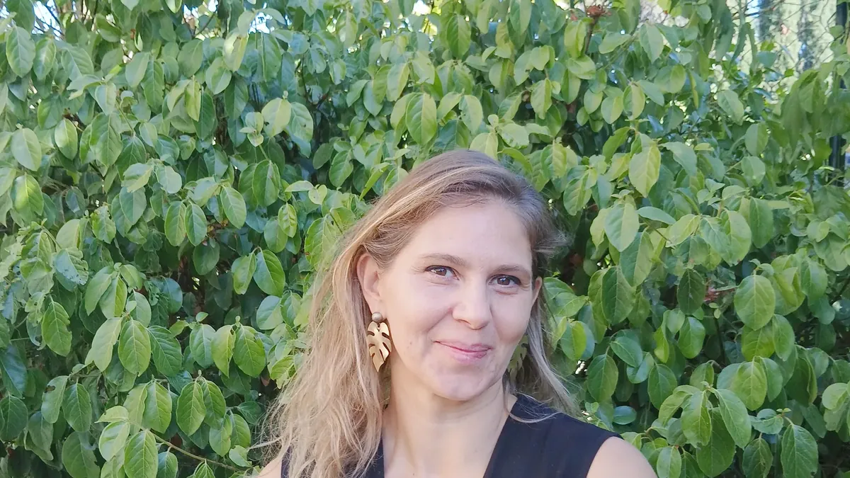 Charlotte Pons, sophrologue à Prades-le-Lez, en extérieur dans la nature