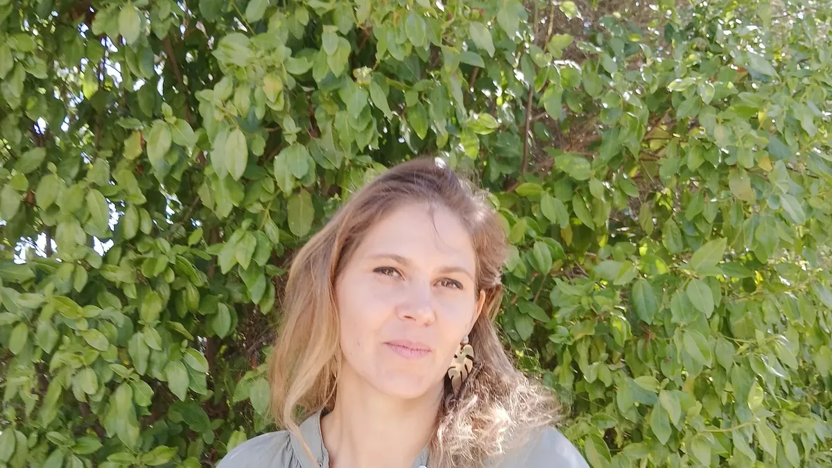 Charlotte Pons, sophrologue, portrait au calme en extérieur