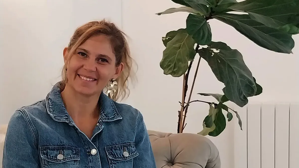 Portrait de Charlotte Pons, sophrologue à Prades-le-Lez, souriante, en veste en jean