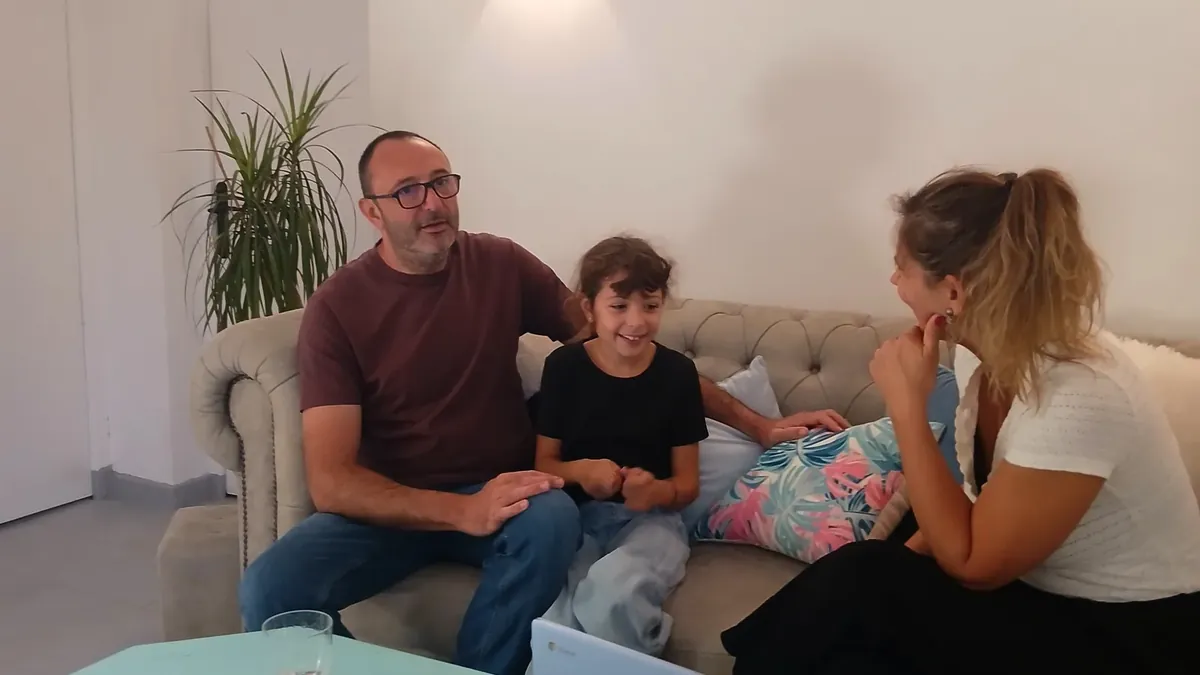 Charlotte Pons en consultation de sophrologie avec un parent et son enfant