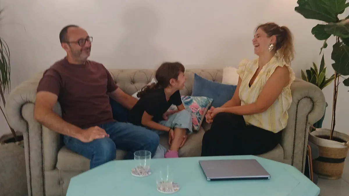Charlotte Pons face à un parent et son enfant pendant une consultation