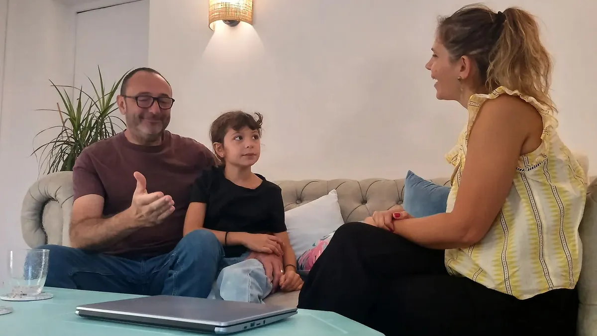 Charlotte Pons explique le déroulé d’une séance à une famille