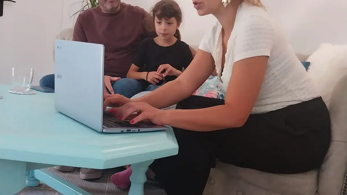 Charlotte Pons, sophrologue à Prades-le-Lez, échange avec une enfant et un parent autour d’un ordinateur portable, au cabinet