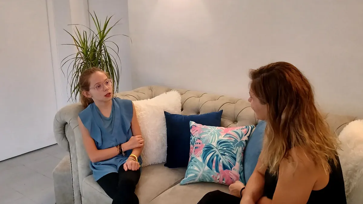 Charlotte Pons en séance de sophrologie avec un adolescent, dans son cabinet