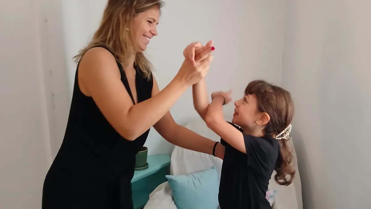 Charlotte Pons guide un exercice de sophrologie avec un enfant