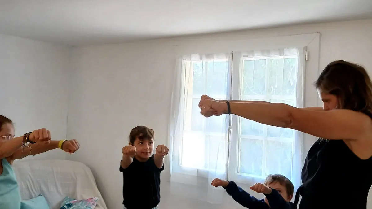 Relaxation dynamique debout, guidée par Charlotte Pons avec deux enfants