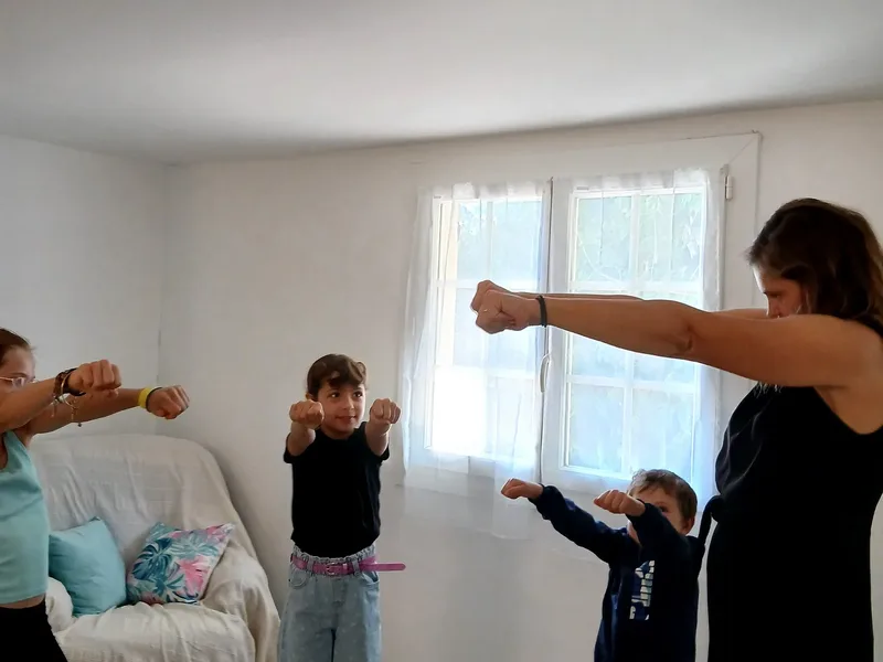 Exercice de relaxation dynamique en mouvement avec des enfants, guidé par Charlotte Pons